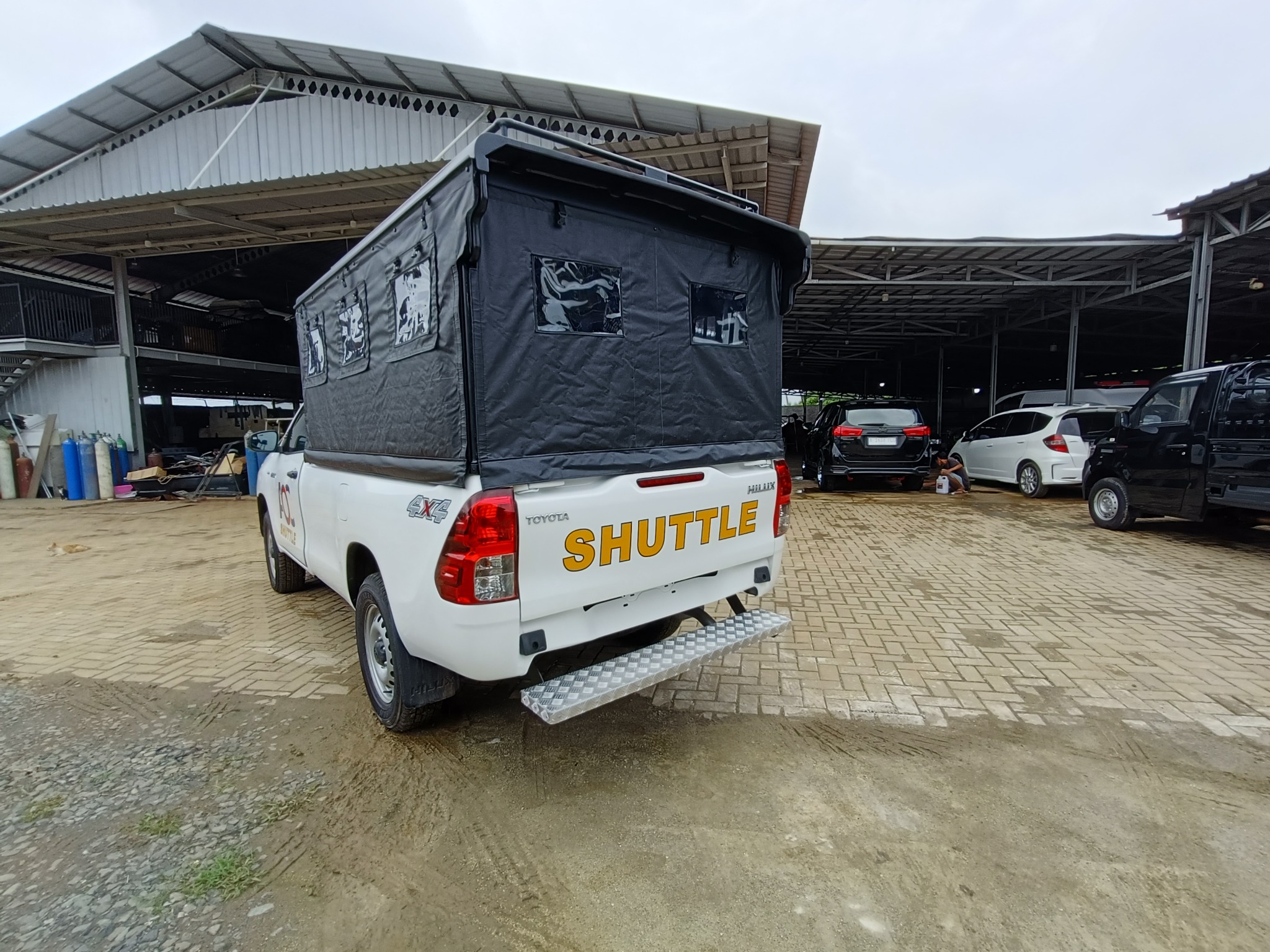 Toyota Hilux Shuttle 4x4 dengan canopy angkut personel