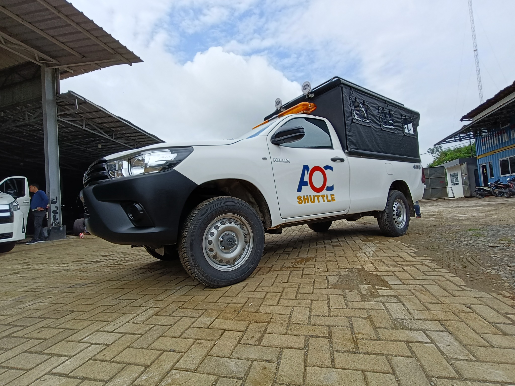 Toyota Hilux Single Cabin Shuttle 4x4 tampak depan samping