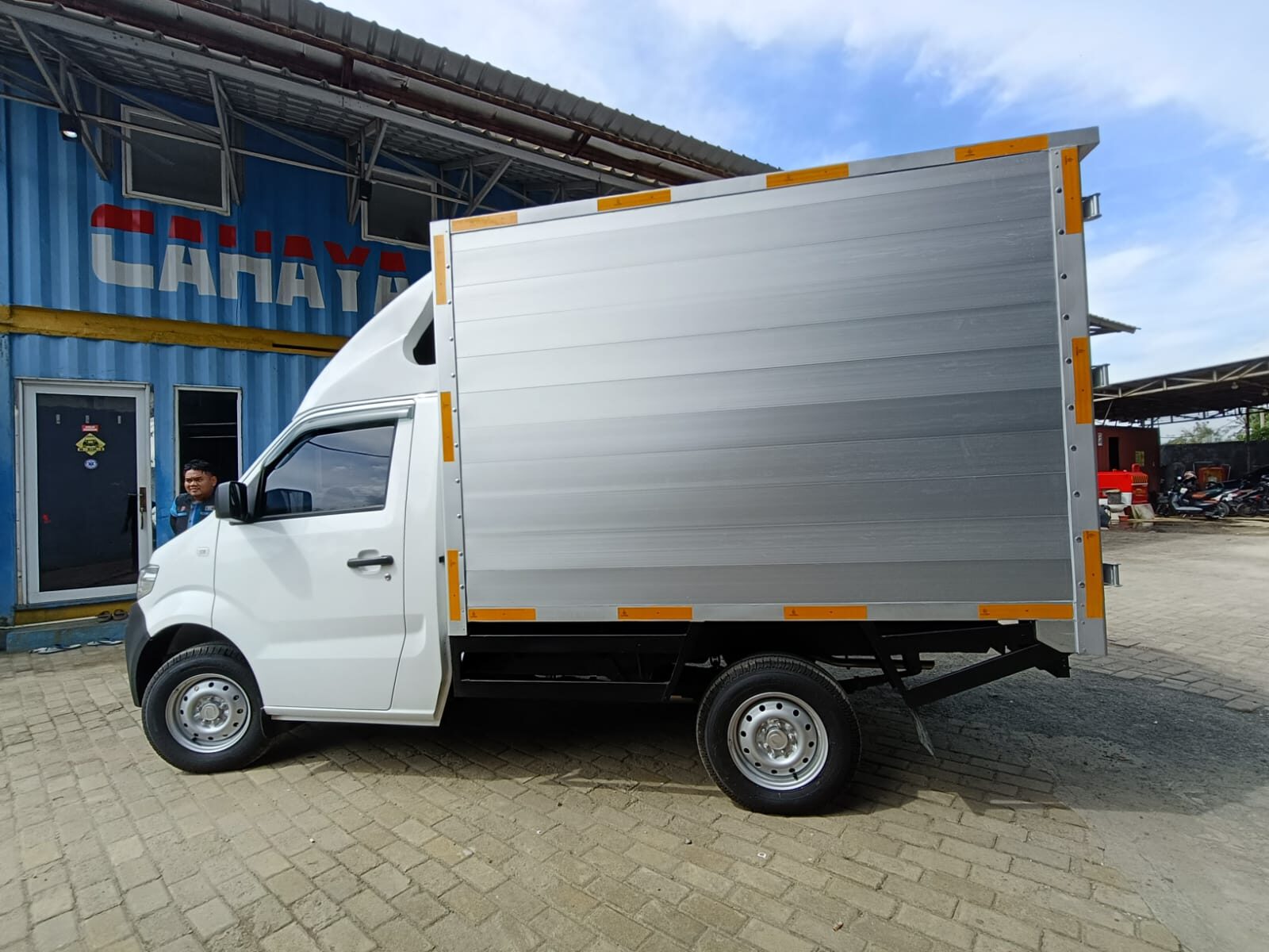 Mobil box aluminium DFSK Gelora produksi Rumah Karoseri