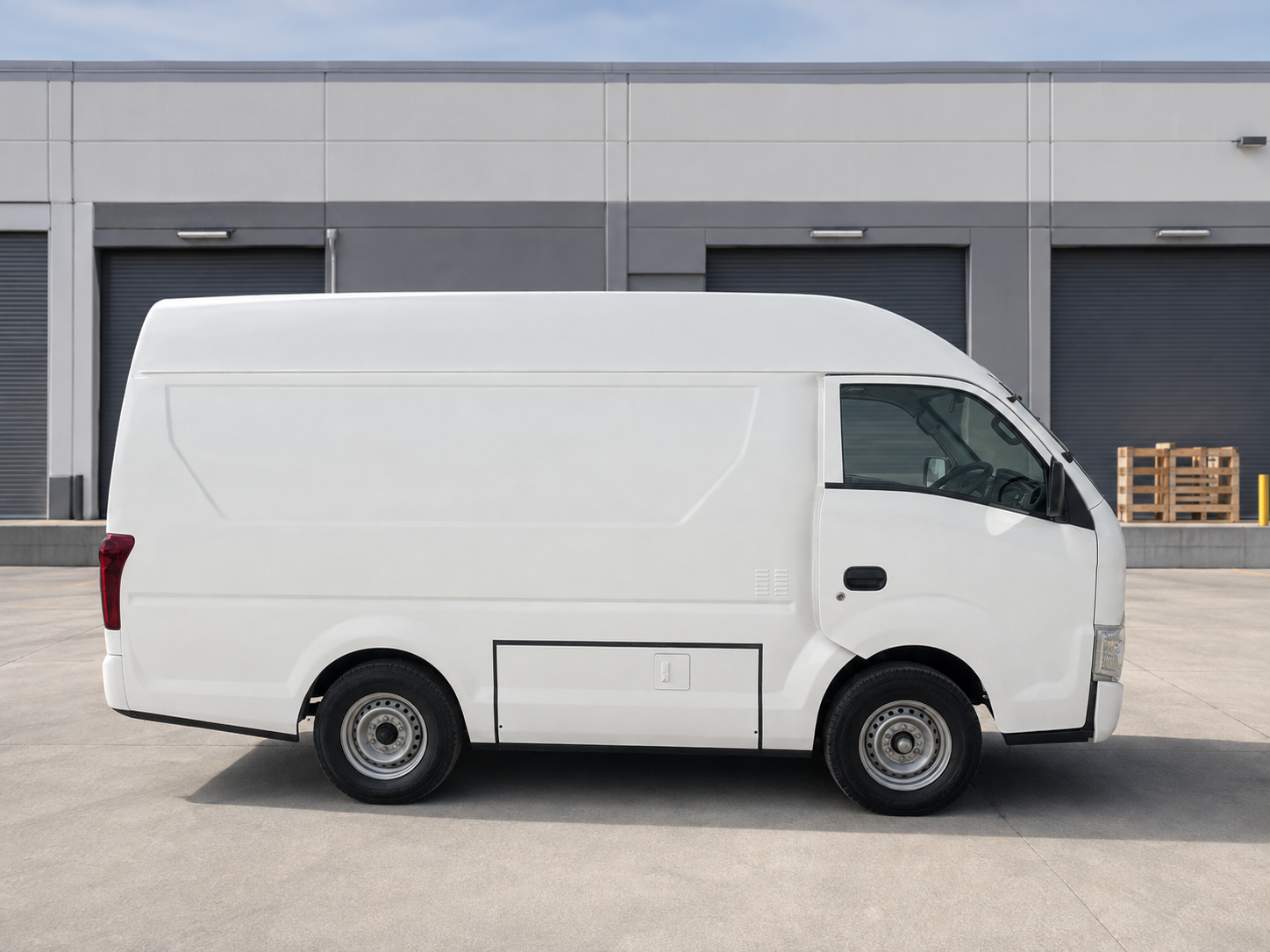 Isuzu PHR54 Delivery Van berwarna putih untuk logistik