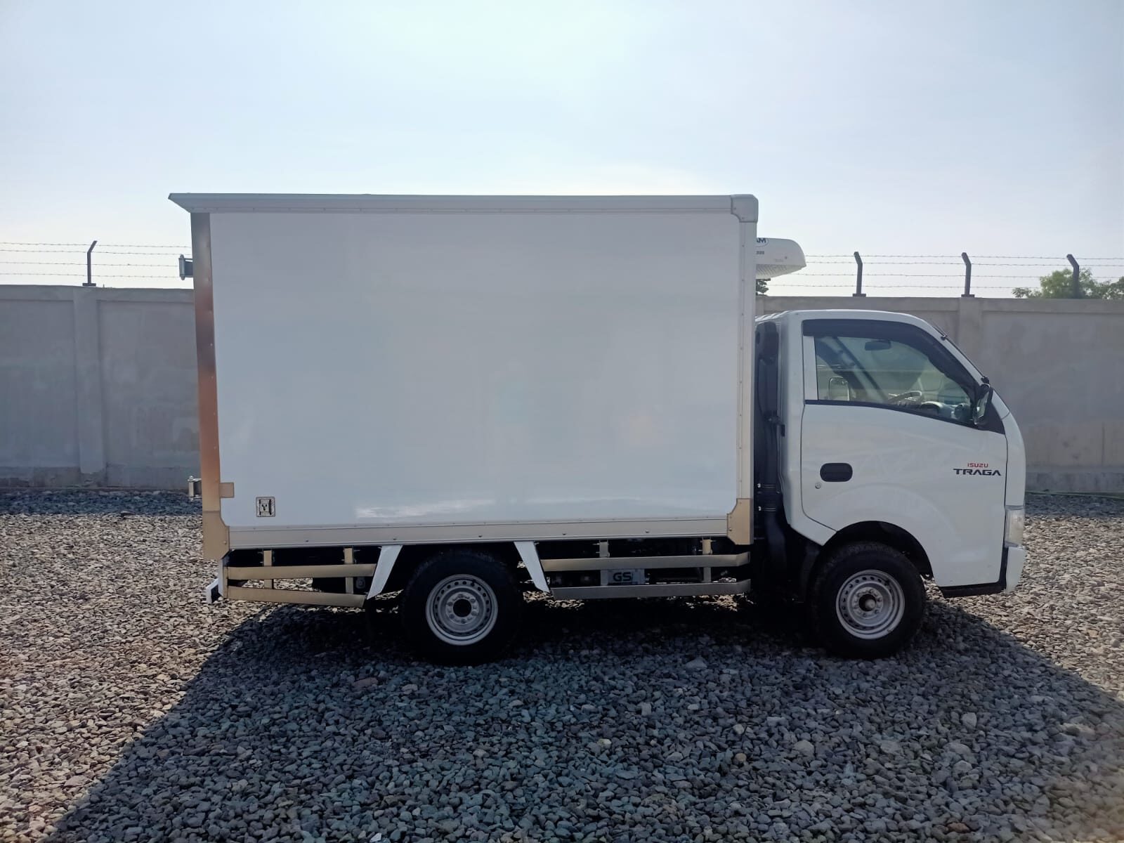 Mobil box pendingin Isuzu Traga dengan box berinsulasi