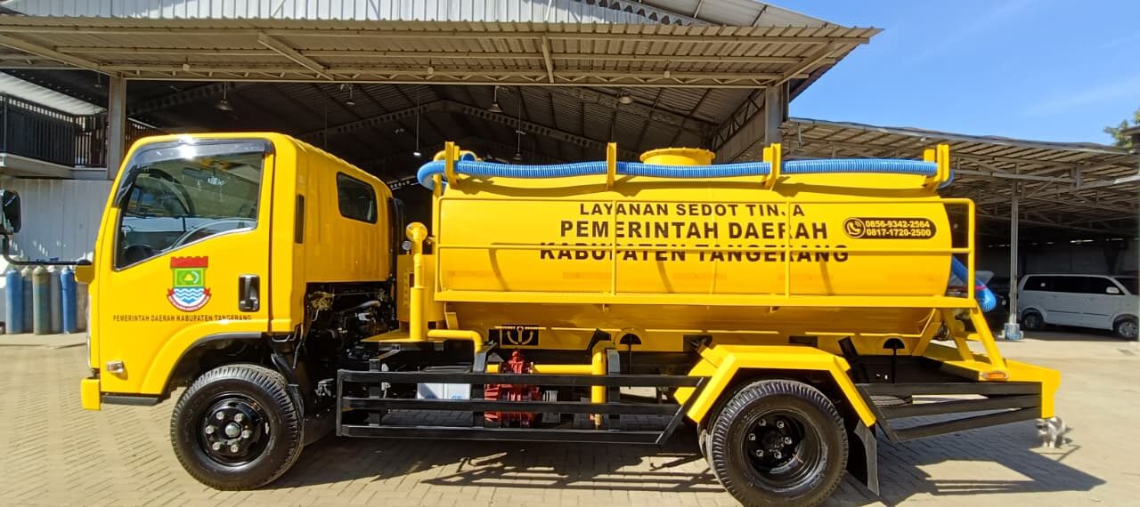 Mobil tangki vacuum layanan sedot tinja pemerintah daerah